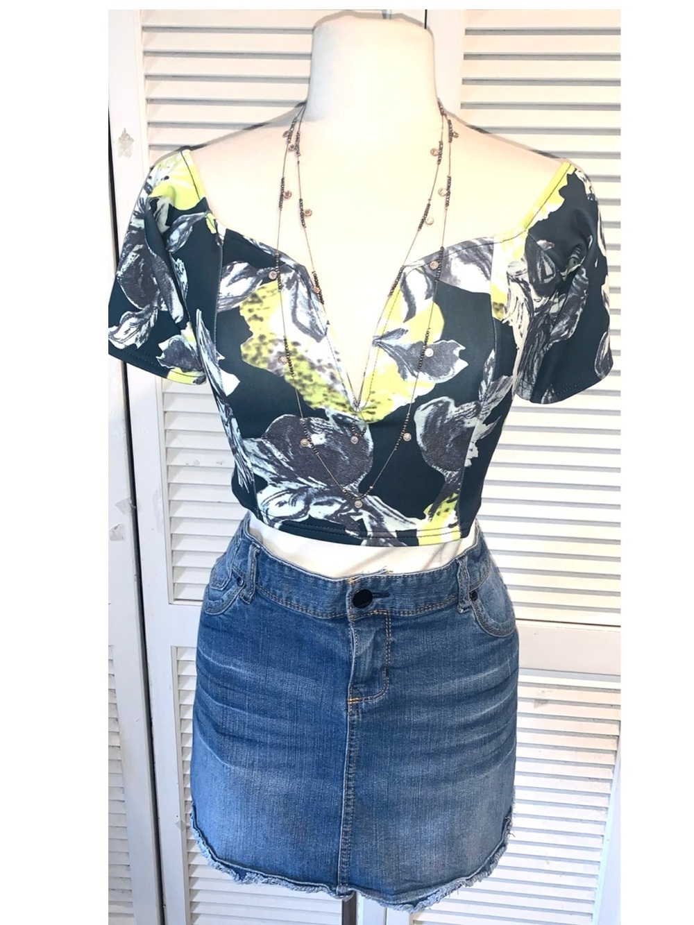 Missguided Floral V-Cut Crop Top in deep blue & Neon Yellow size 4